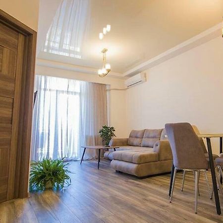 Tikas Home Апартаменты Tbilisi ภายนอก รูปภาพ