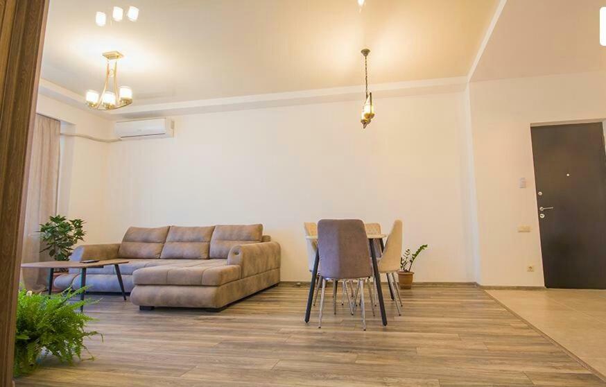 Tikas Home Апартаменты Tbilisi ภายนอก รูปภาพ